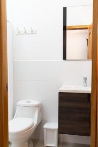 uma casa de banho branca com um WC e um lavatório em Estancia Florencia H#4 em Tela