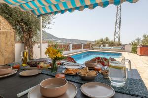 - une table avec de la nourriture à côté de la piscine dans l'établissement Casa la barraca, à Los Cortijillos