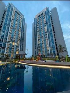 dois edifícios altos numa cidade com piscina de água em PodomoroLiberty 54m 2BR, 2Bed, 1 Sofabed 4-6person em Medan
