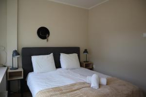 um quarto com uma cama com duas toalhas brancas em De Stadsoase Tilburg em Tilburg