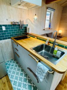 a kitchen with a sink and a counter at PACIFICO SURF HOUSE - by the Sea in Shishikui