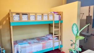 Ce lit superposé se trouve dans un dortoir doté de lits superposés. dans l'établissement AYA NI, à Pucallpa