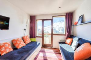 un salon avec un canapé et une fenêtre dans l'établissement Résidence Quartier Falaise - maeva Home - Appartement 2 pièces 7 personnes - Sélection MAE-2844, à Avoriaz