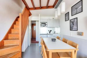 une cuisine et une salle à manger avec une table et des chaises dans l'établissement Résidence Quartier Falaise - maeva Home - Appartement 2 pièces 7 personnes - Sélection MAE-2844, à Avoriaz 19 autres photos