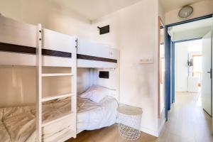 a bedroom with two bunk beds and a hallway at Résidence Quartier Falaise - maeva Home - Appartement 2 pièces 7 personnes 454 in Avoriaz