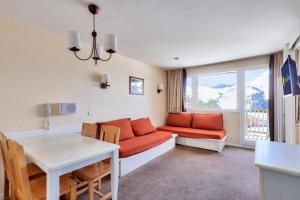 a living room with a couch and a table at Résidence Quartier Falaise - maeva Home - Appartement 2 pièces 5 personnes - Sélection MAE-1754 in Avoriaz