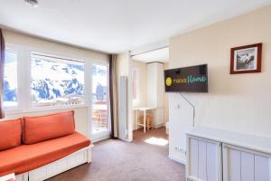 a living room with a couch and a window at Résidence Quartier Falaise - maeva Home - Appartement 2 pièces 5 personnes - Sélection MAE-1754 in Avoriaz
