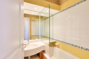a bathroom with a sink and a tub and a mirror at Résidence Quartier Falaise - maeva Home - Appartement 2 pièces 5 personnes - Sélection MAE-1754 in Avoriaz +20 photos