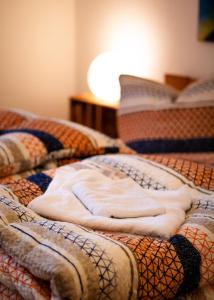 Una cama con mantas y almohadas. en Ferienwohnung Weintraube en Dresden
