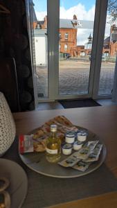 un plato de comida en una mesa con un plato de comida en Ferienwohnung Urban -Ekhof-, en Gotha