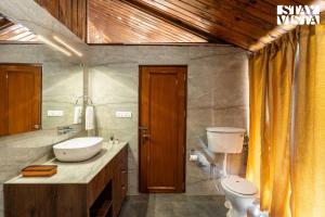 カソーリにあるStayVista at Cosy Crest with Bonfire, BBQ and WiFiの洗面台とトイレ付きのバスルーム +21枚の写真