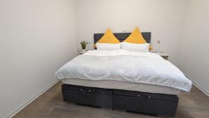 a bedroom with a large bed with yellow pillows at Ferienwohnung Urban -Ekhof- in Gotha
