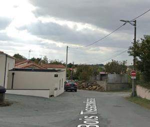 uma rua com um carro estacionado na estrada em Au boitissandeau em Saint-Paul-en-Pareds