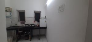 卡蘭古特的住宿－Luxury 3 bhk beach apartment Calangute，厨房配有黑色柜台和白色冰箱。