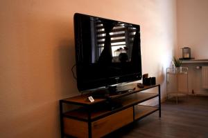 een flatscreen-tv zittend op een tafel bij Apartment Kompakt Gottschalk 2.0 in Kassel