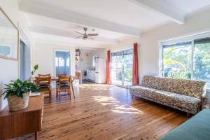 ein Wohnzimmer mit einem Sofa und einem Tisch in der Unterkunft Yarroma in Berrara