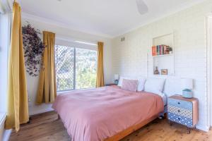 ein Schlafzimmer mit einem großen Bett und einem Fenster in der Unterkunft Yarroma in Berrara
