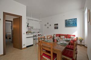 ein Esszimmer und eine Küche mit einem Tisch und Stühlen in der Unterkunft Il Glicine Di Anna - Happy Rentals in Gignese