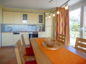 una cucina con tavolo e ciotola di Haus Möwe - Apt. 02 a Ostseebad Sellin