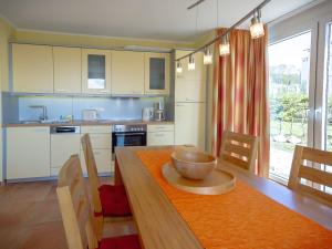 eine Küche mit einem Tisch und einer Schüssel darauf in der Unterkunft Haus Möwe - Apt. 02 in Ostseebad Sellin