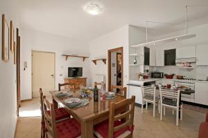 ein Esszimmer und eine Küche mit einem Tisch und Stühlen in der Unterkunft Il Glicine Di Anna - Happy Rentals in Gignese