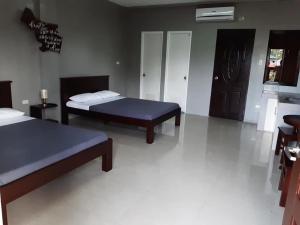 um quarto com duas camas num quarto em EL SEÑOR JESUS APARTELLE em Ayusan Norte