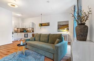 sala de estar con sofá y mesa en Km Style Apartments 7 en Friburgo de Brisgovia