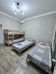 Гостевой Отель-125 في أكتاو: غرفة بسريرين في غرفة بها