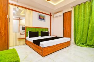 ein Schlafzimmer mit einem Bett und einem grünen Vorhang in der Unterkunft OYO Hotel Shree in Dewās