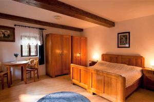 1 dormitorio con cama, mesa y mesa en Green Inn Homestead With Sauna, en Dravograd