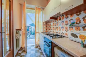 eine Küche mit einem Herd oberer Ofen neben einem Fenster in der Unterkunft Il Rifugio - Town Center - Happy Rentals in Borghetto Santo Spirito
