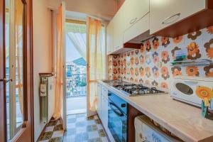 eine Küche mit einem Herd oberer Ofen neben einem Fenster in der Unterkunft Il Rifugio - Town Center - Happy Rentals in Borghetto Santo Spirito