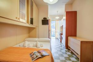ein Zimmer mit einem Bett mit einem Buch darauf in der Unterkunft Il Rifugio - Town Center - Happy Rentals in Borghetto Santo Spirito