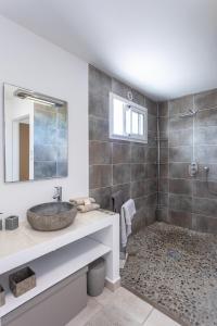 La salle de bains est pourvue d'un lavabo et d'une douche. dans l'établissement villa Cocooning, à Saint-Louis