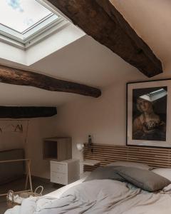 - une chambre avec un lit et une lucarne dans l'établissement Abbergà, à Santa Fiora