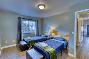 a bedroom with two beds and a window at Serene Retreat Charming 2 Bedroom Apt Sleeps 4 in Kodiak