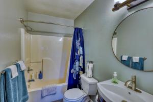 Koupelna v ubytování Rustic Retreat Charming 2 Bedroom Apt Sleeps 4 + 20 fotografií