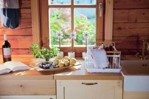 un bancone della cucina con piatto di cibo e finestra di Chalet Podgorje With Pool a Slovenj Gradec