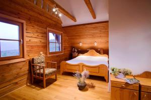 1 dormitorio con 1 cama en una habitación con paredes de madera en Chalet Podgorje With Pool, en Slovenj Gradec
