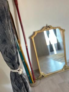 un espejo está al lado de un espejo con un collar en Atmospher, centro storico di Palermo, en Palermo