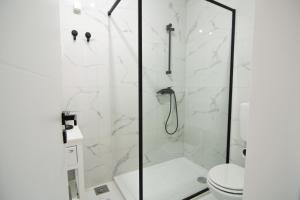 ein Bad mit einer Dusche und einer Glastür in der Unterkunft S&B Apartment in Koper