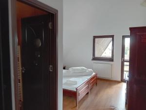 1 dormitorio con cama y ventana en Rusticanna, en Ranca