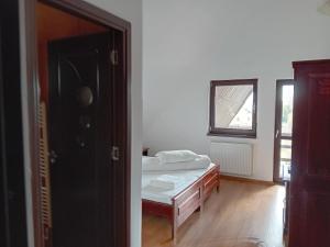 een slaapkamer met een bed en een raam bij Rusticanna in Ranca