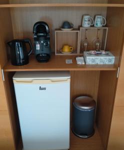 a shelf with a coffee maker and a blender on it at Tranquilidad entre volcanes in Uga