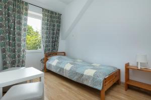 - une petite chambre avec un lit et une fenêtre dans l'établissement Older Krab, à Rewal