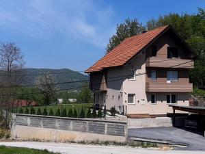 uma casa com um telhado vermelho ao lado de uma rua em Villa "Pool and Garden" em Sarajevo