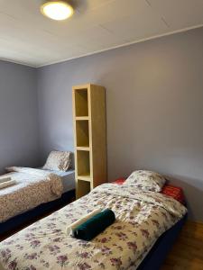 - une chambre avec un lit et une étagère dans l'établissement Högbostigen, à Alvesta
