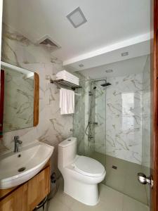 een badkamer met een toilet, een wastafel en een douche bij Porto Novo Anilao Dive and Leisure Resort in Mabini