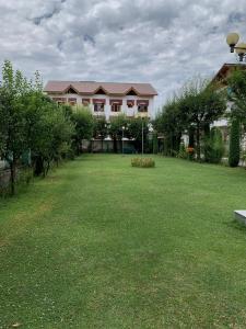ein großer Hof vor einem Haus in der Unterkunft NIGEEN RESORT in Srinagar