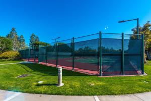 una pista de tenis en un parque con una valla en Cozy UCI Townhome 2 Bedroom 2 Bath en Irvine